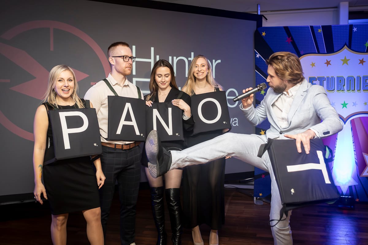 grupa układa napis na teleturnieju firmowym