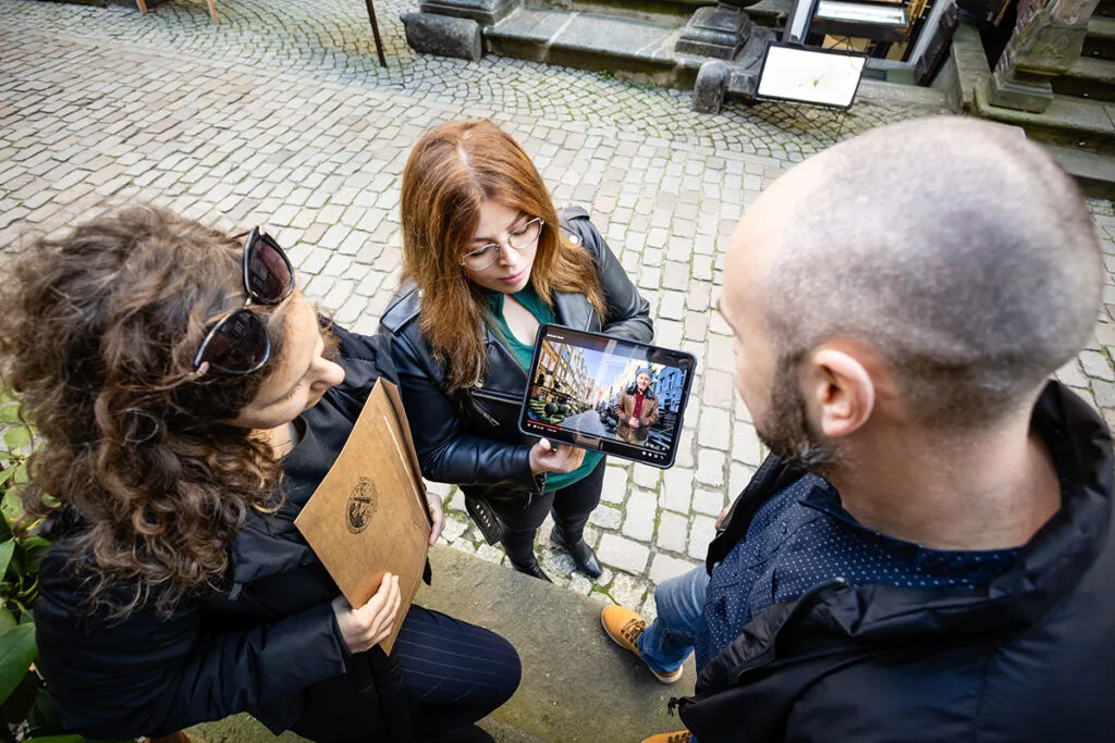 rozwiązywanie zadań na tabletach podczas gry miejskiej